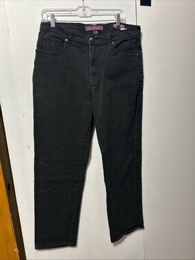 Gloria Vanderbilt Straight Leg Jeans in Black